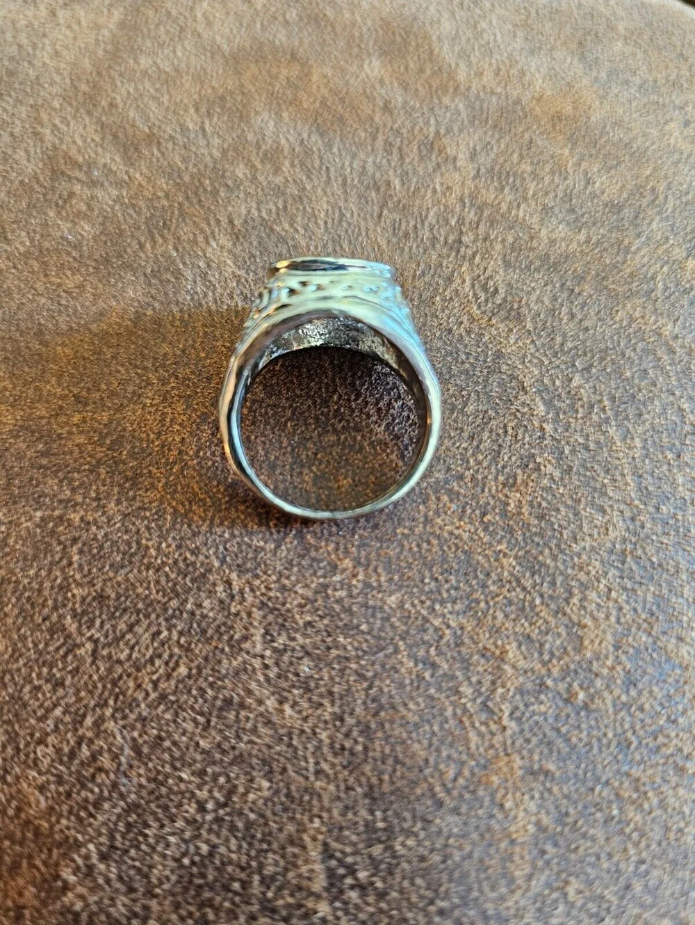 Vintage men's signet-style ring Sz 9 Gold Tone & Black w/ Stones
